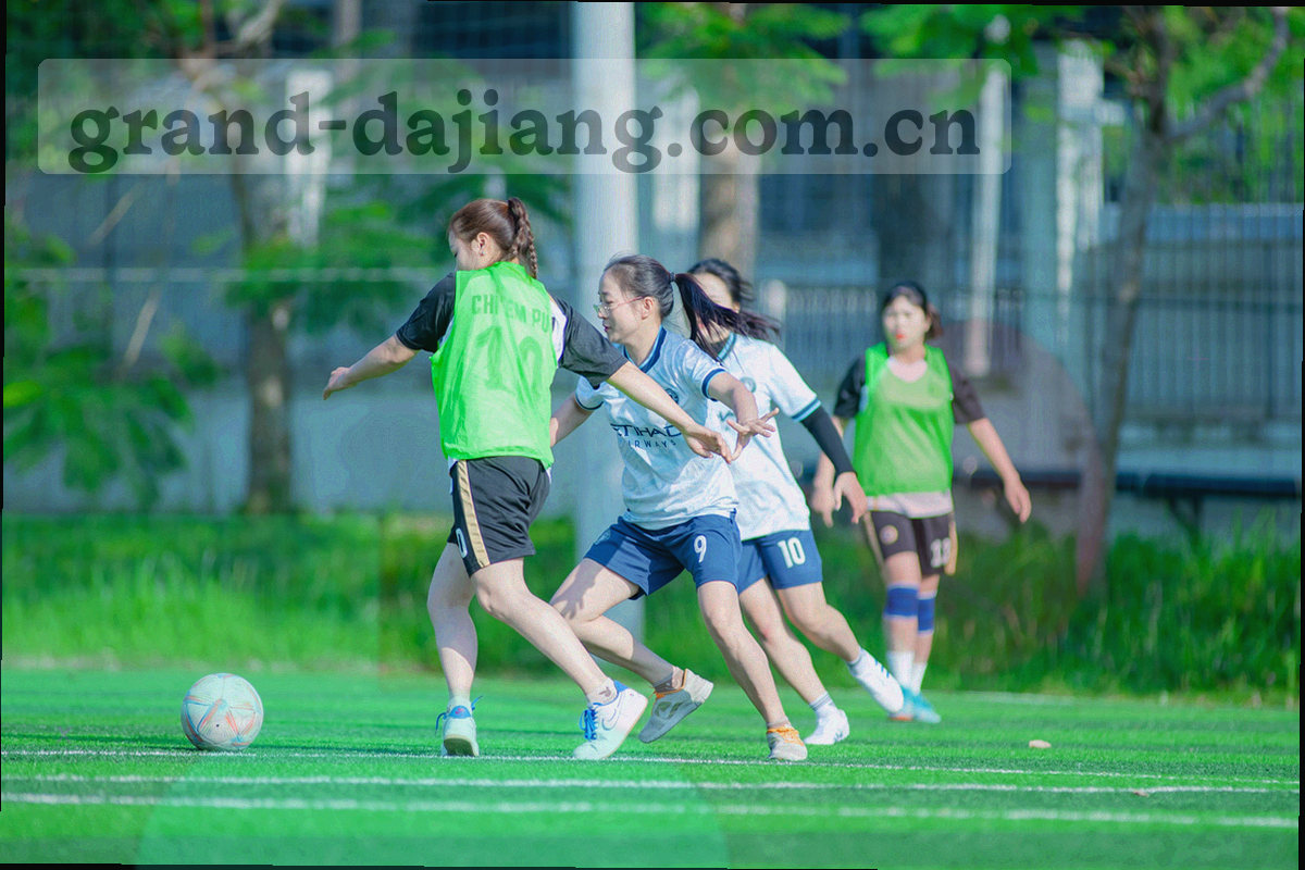 工作台一角的桌面特写，屏幕显示客服对话列表与赛程资料文件，画面中没有人物面部